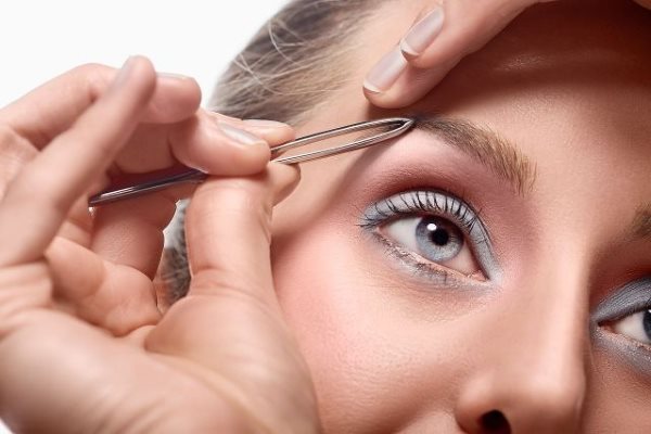 La pince à épiler est l'un des outils dont vous avez besoin pour colorer vos sourcils