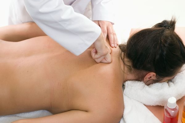 Instruções passo a passo sobre como massagear adequadamente as costas e o pescoço