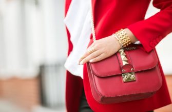 O que vestir com estilo com uma bolsa vermelha. Fotos de looks estilosos