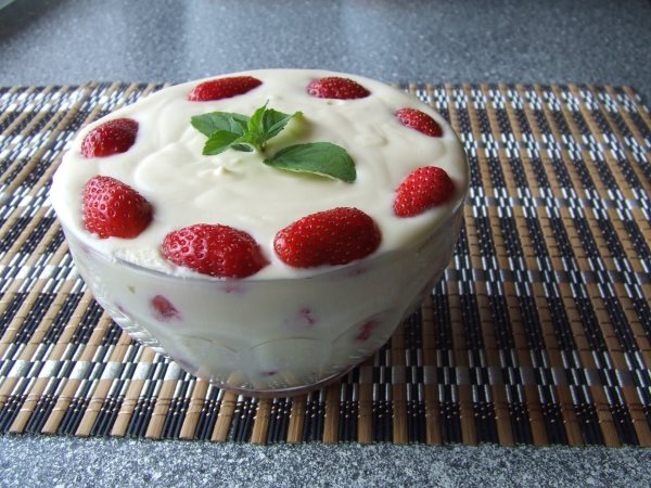 Gelatina cremosa com morangos em um prato fundo