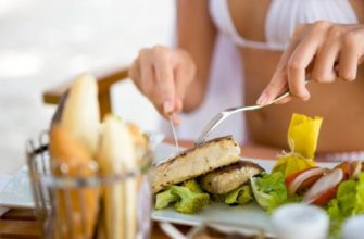 Table à dîner, la fille mange