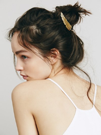 Lindo penteado para cabelos médios. Foto como fazer você mesmo