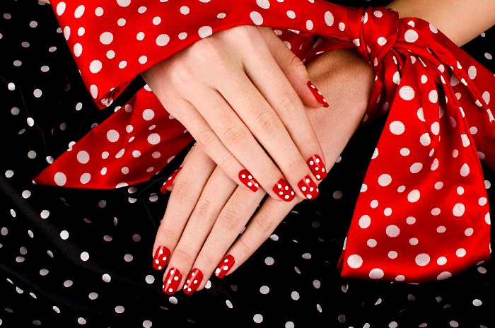 Manicure de gel vermelho com bolinhas brancas