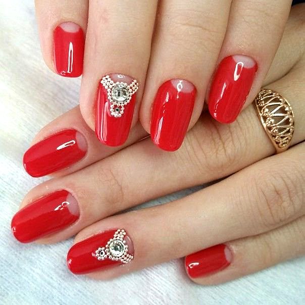 Gel vernis rouge avec strass