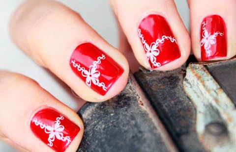 Manicure com esmalte de gel vermelho. Foto, design para unhas curtas e compridas, tendências da moda