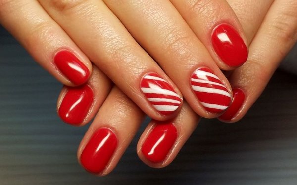 Manicure com esmalte de gel vermelho. Foto, design para unhas curtas e compridas, tendências da moda