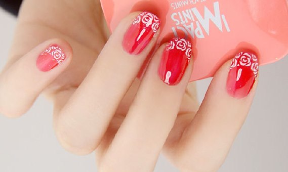 Manicure com esmalte de gel vermelho. Foto, design para unhas curtas e compridas, tendências da moda