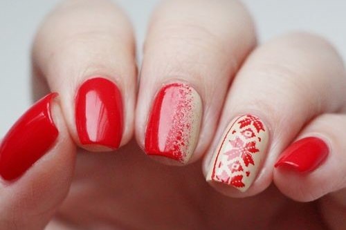 Manicure com esmalte de gel vermelho. Foto, design para unhas curtas e compridas, tendências da moda