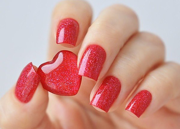 Manicure com esmalte de gel vermelho. Foto, design para unhas curtas e compridas, tendências da moda