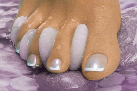 Pedicure francesa nas pernas com strass. Ideias de moda, instruções com fotos