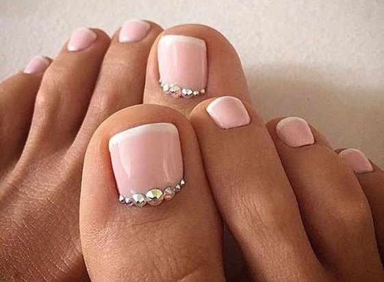 Pedicure francesa nas pernas com strass. Ideias de moda, instruções com fotos