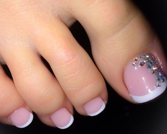 Pedicure francesa nas pernas com strass. Ideias de moda, instruções com fotos