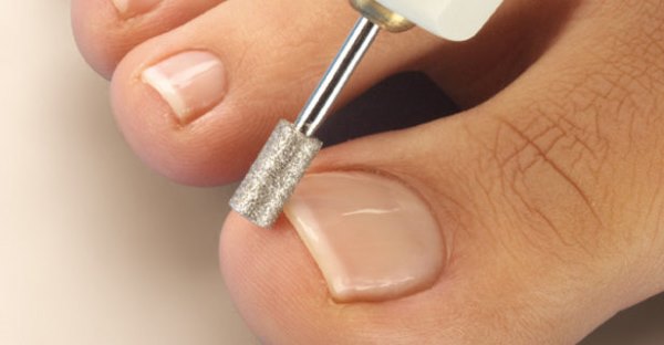 Pedicure francesa nas pernas com strass. Ideias de moda, instruções com fotos