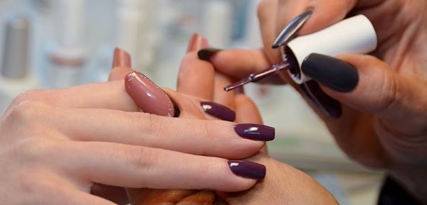 Nous appliquons le bon frottement sur le vernis gel. Types de techniques de frottement et d'application, conceptions de conception