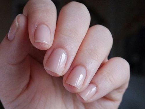 Nous appliquons le bon frottement sur le vernis gel. Types de techniques de frottement et d'application, conceptions de conception