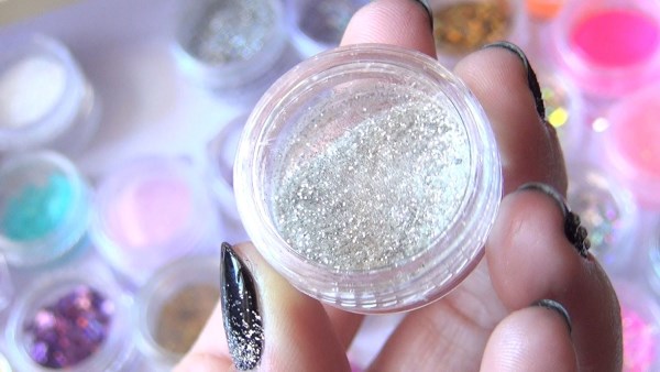 Como aplicar corretamente o glitter no polonês de gel. Vídeo. Instruções passo a passo