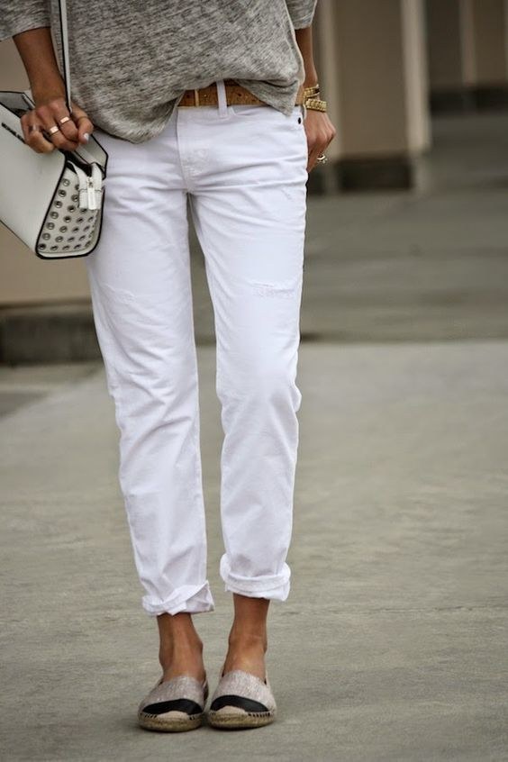 Avec quoi porter des jeans blancs été comme hiver, femmes et hommes. Une photo