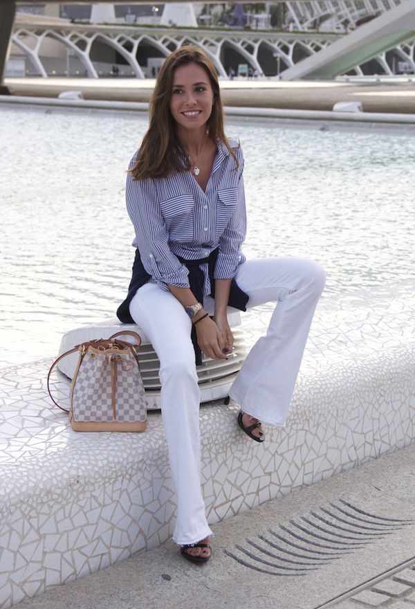 Avec quoi porter des jeans blancs été comme hiver, femmes et hommes. Une photo