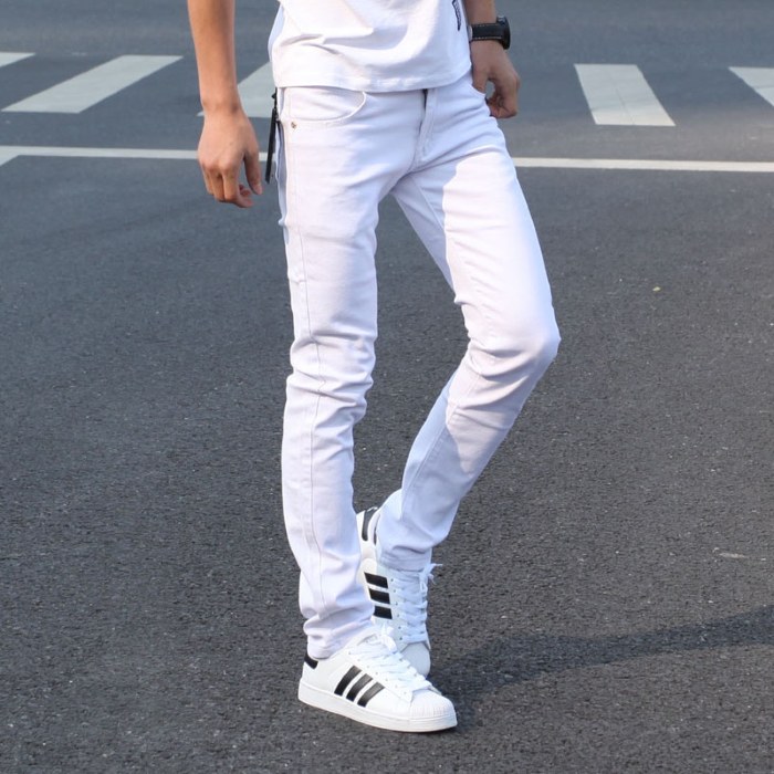 Com o que vestir jeans branco no verão e no inverno, feminino e masculino. Uma foto