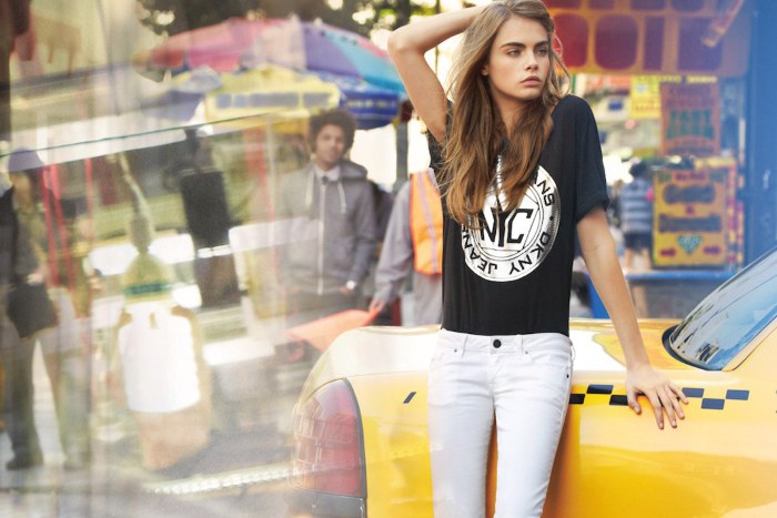 Avec quoi porter des jeans blancs été comme hiver, femmes et hommes. Une photo