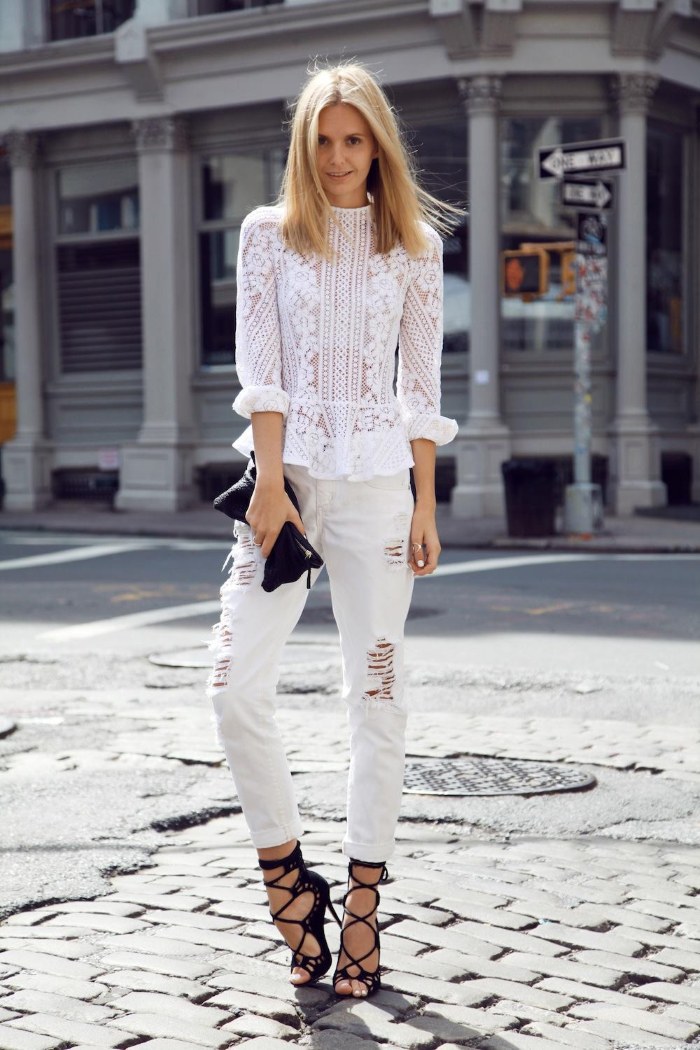 Avec quoi porter des jeans blancs été comme hiver, femmes et hommes. Une photo