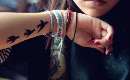 Tatuagens para meninas no braço e seu significado. Fotos, esboços, lindos, pequenos, inscrições