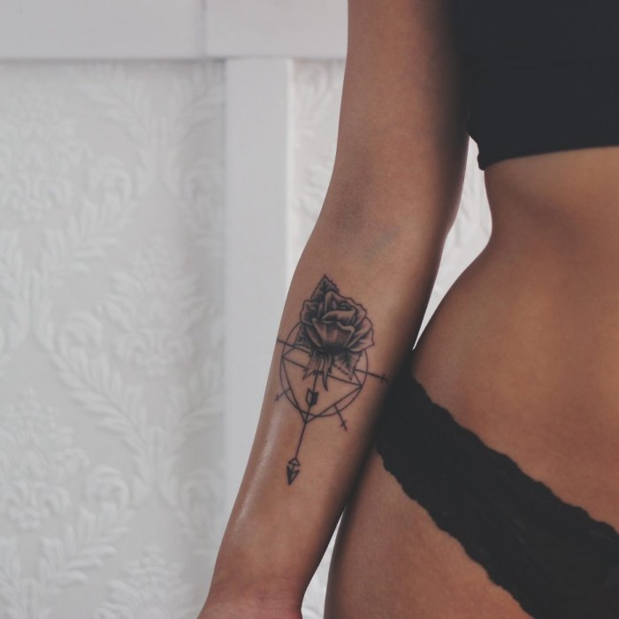 Tatuagens para meninas no braço e seu significado. Fotos, esboços, lindos, pequenos, inscrições