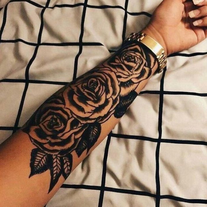 Tatuagens para meninas no braço e seu significado. Fotos, esboços, lindos, pequenos, inscrições