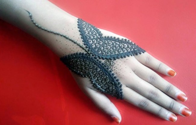 Tatuaj cu henna (mehendi) pe braț - desene ușoare și mici. Cât durează tatuajul? Preț. O fotografie