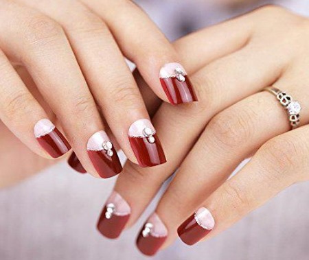 Francês com um belo padrão. Extensão de gel para unhas, ideias de design de manicure francesa