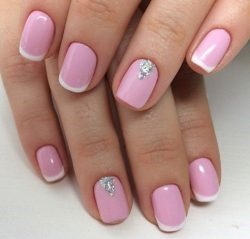 Français avec un beau motif. Extension d'ongle en gel, idées de conception de manucure française