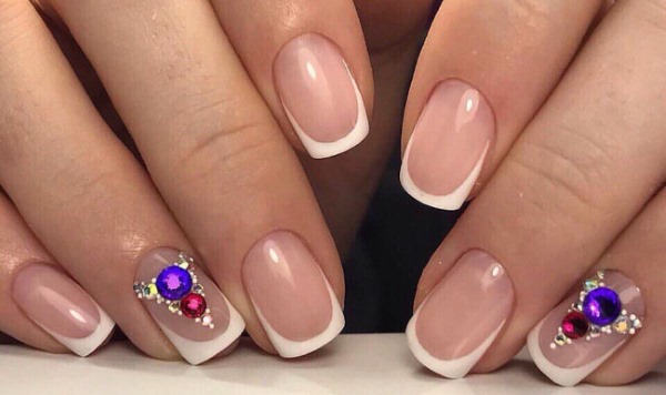 Francês com um belo padrão. Extensão de gel para unhas, ideias de design de manicure francesa