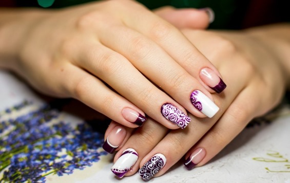 Manicure francesa com um padrão. Fotos, cores da moda e ideias de design 2024