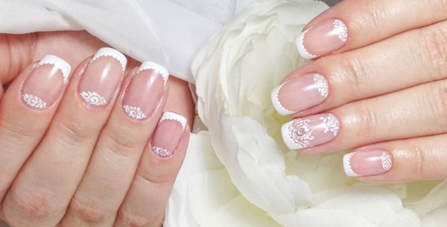 Francês com um belo padrão. Extensão de gel para unhas, ideias de design de manicure francesa