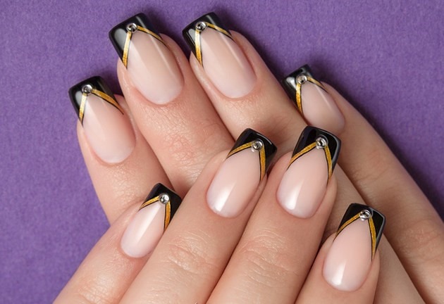 Francês com um belo padrão. Extensão de gel para unhas, ideias de design de manicure francesa