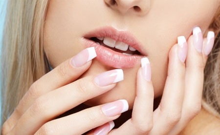 Francês com um belo padrão. Extensão de gel para unhas, ideias de design de manicure francesa