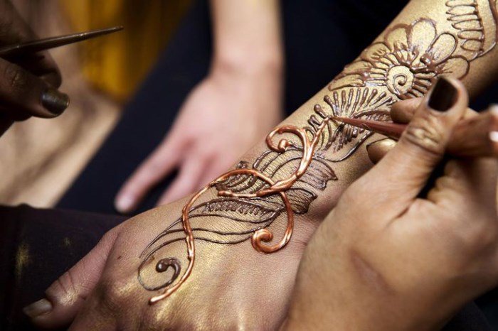 Tatuagem de hena (mehendi) no braço - desenhos pequenos e leves. Quanto tempo dura a tatuagem? Preço. Uma foto