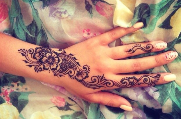 Tatuaj cu henna (mehendi) pe braț - desene ușoare și mici. Cât durează tatuajul? Preț. O fotografie