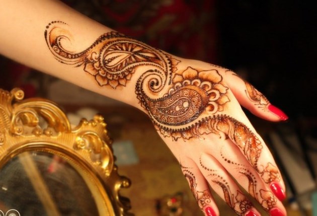 Tatuagem de hena (mehendi) no braço - desenhos pequenos e leves. Quanto tempo dura a tatuagem? Preço. Uma foto