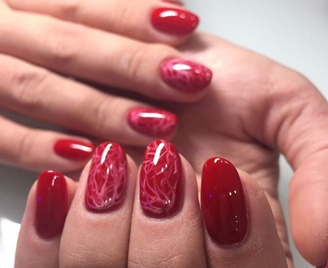 Manicure vermelha. Desenho de unhas em vermelho com verniz gel. Ideias, fotos, desenhos