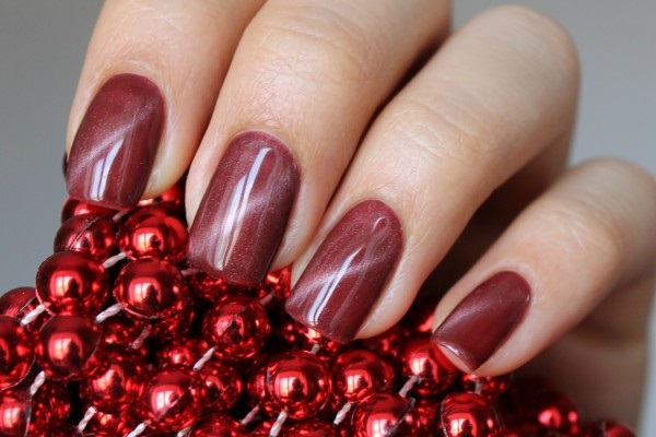 Manicure vermelha. Desenho de unhas em vermelho com verniz gel. Ideias, fotos, desenhos