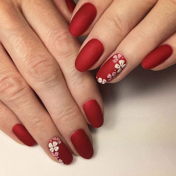 Manicure vermelha. Desenho de unhas em vermelho com verniz gel. Ideias, fotos, desenhos