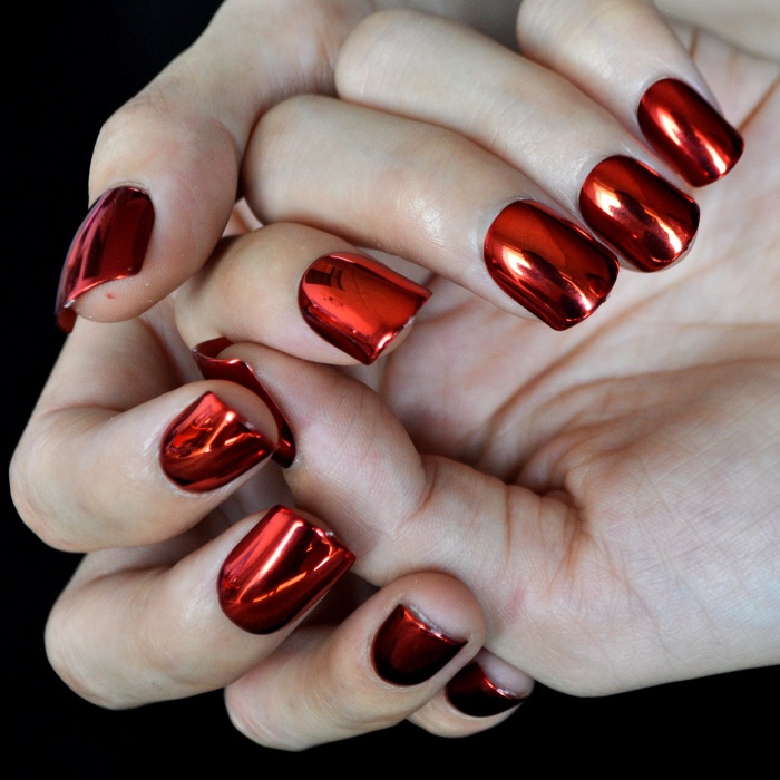 Manicure vermelha. Desenho de unhas em vermelho com verniz gel. Ideias, fotos, desenhos