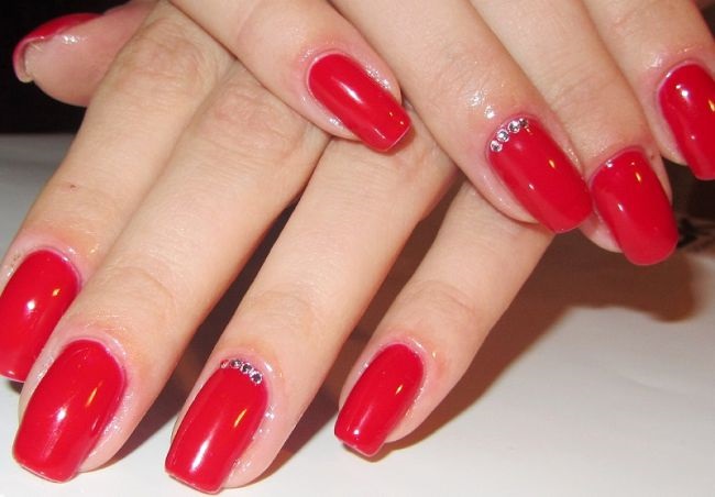 Manicure vermelha. Desenho de unhas em vermelho com verniz gel. Ideias, fotos, desenhos