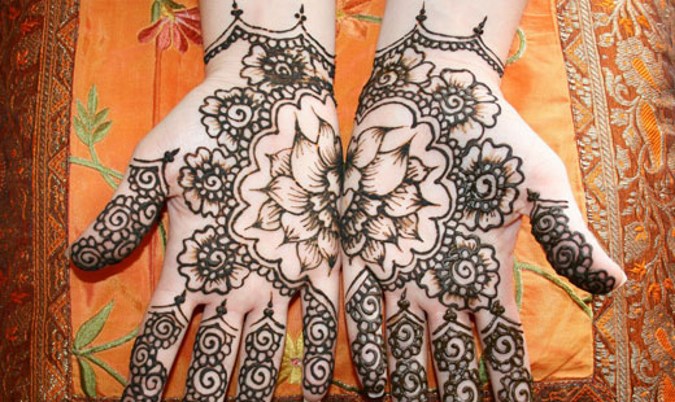 Tatuagem de hena (mehendi) no braço - desenhos pequenos e leves. Quanto tempo dura a tatuagem? Preço. Uma foto