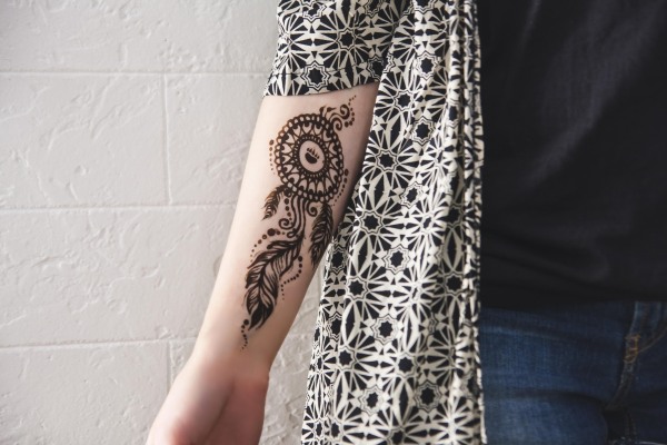 Tatuagem de hena (mehendi) no braço - desenhos pequenos e leves. Quanto tempo dura a tatuagem? Preço. Uma foto