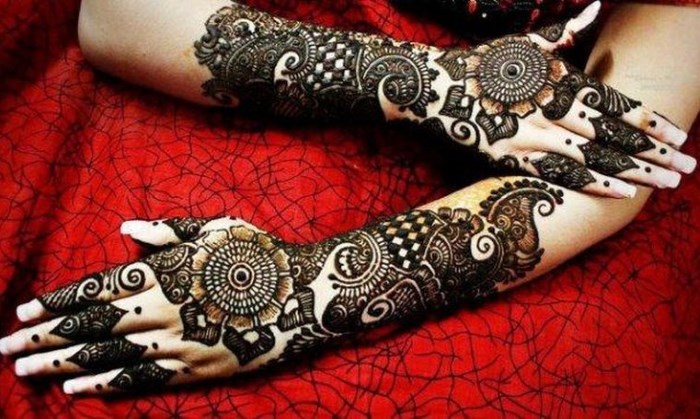 Tatuaj cu henna (mehendi) pe braț - desene ușoare și mici. Cât durează tatuajul? Preț. O fotografie