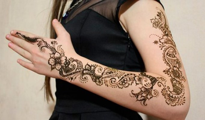 Tatuaj cu henna (mehendi) pe braț - desene ușoare și mici. Cât durează tatuajul? Preț. O fotografie