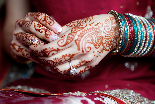 Tatuagem de hena (mehendi) no braço - desenhos pequenos e leves. Quanto tempo dura a tatuagem? Preço. Uma foto