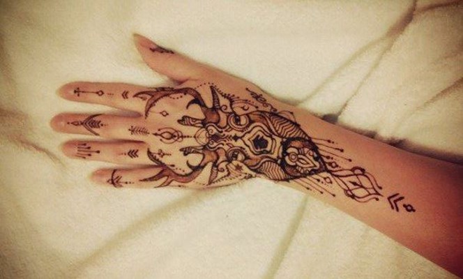 Tatuaj cu henna (mehendi) pe braț - desene ușoare și mici. Cât durează tatuajul? Preț. O fotografie